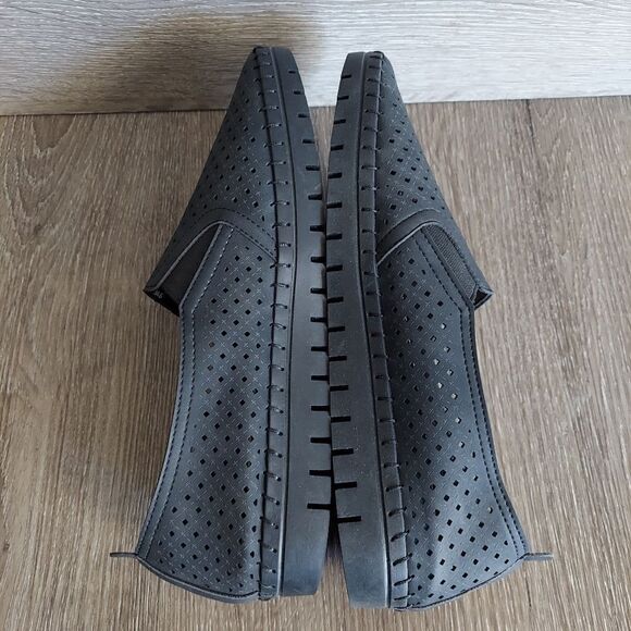 NEW Easy Street Womens Fresh Black Faux Leather Perforated Loafers Shoes 9W - Picture 7 of 9